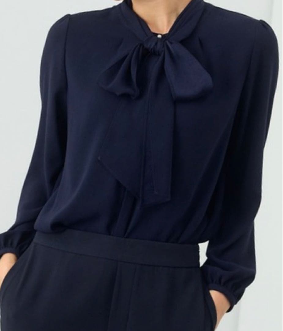 新品タグ付き　ANAYI バックサテンボウタイブラウス　38 ANAYI（アナイ）の「バックサテンボウタイ ブラウス（シャツ/ブラウス